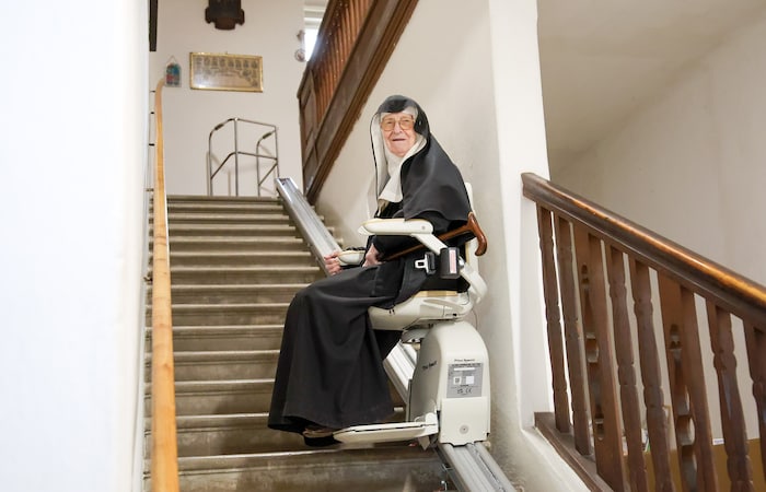 Schwester Rita auf der Jungfernfahrt mit dem neuen Treppenlift.