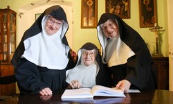 Die letzten drei Augustiner Chorfrauen Rita, Regina und Bernadette lassen sich nicht das Wort ...