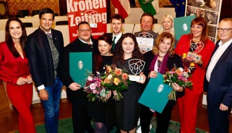 Die verdienten Gewinner des Tierschutzpreises 2025 mit Maggie Entenfellner ...