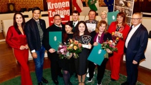 So sehen großartige Gewinner aus! Die Träger des Tierschutzpreises 2025, flankiert von Maggie ...