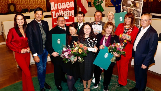 So sehen großartige Gewinner aus! Die Träger des Tierschutzpreises 2025, flankiert von Maggie ...