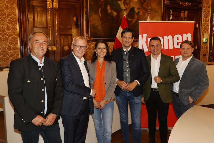 Mit Landesveterinär Peter Eckhardt (li.) und Sandra Krautwaschl, Klubobfrau der Grünen, ...