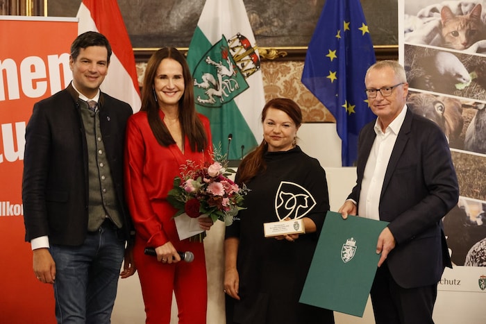 Bekam einen Preis für ihre wunderbaren Kröten-Rettungsaktionen: Monika Meder mit Hannes ...