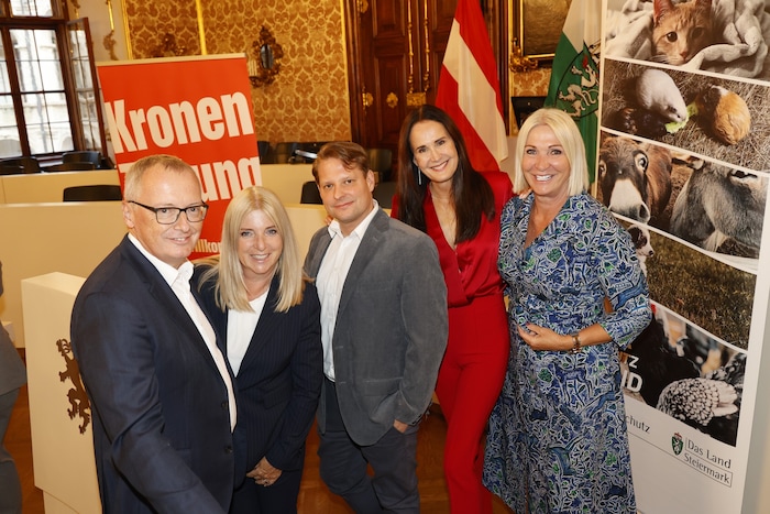 „Krone“-Riege mit Chef Klaus Herrmann, Eva (2.v.li.) und Christa Blümel (re.), Chef vom Dienst ...