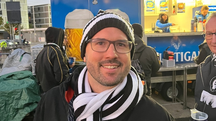 Sturm-Fan Dominik am Rande des Spiels.