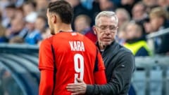 Rapid-Trainer Peter Stöger (re.) nimmt seine Männer in Schutz.