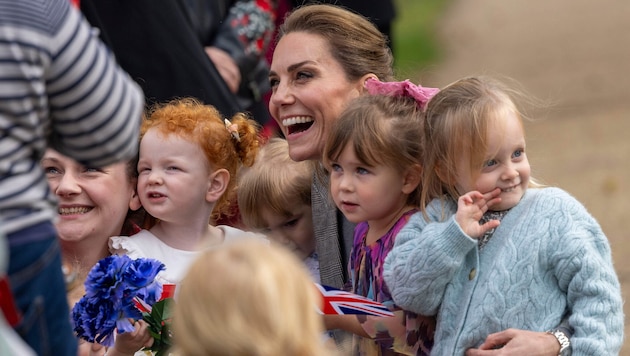 Prinzessin Kate musste sich bei herzigen Mini-Prinzessinnen für ihren neuesten Look ...