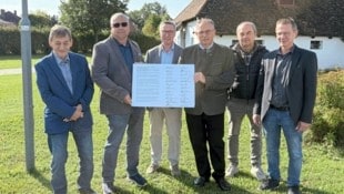 Stellvertretend für alle 24 Gemeindechefs im Bezirk präsentieren Bürgermeister in Pulkau ein ...