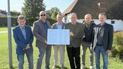 Stellvertretend für alle 24 Gemeindechefs im Bezirk präsentieren Bürgermeister in Pulkau ein ...