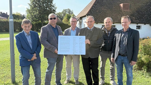 Stellvertretend für alle 24 Gemeindechefs im Bezirk präsentieren Bürgermeister in Pulkau ein ...