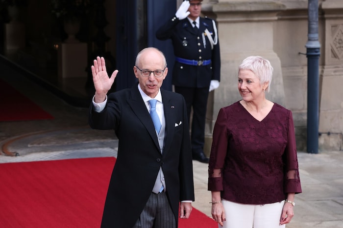 Der luxemburgische Premierminister Luc Frieden (links) und Hofmarschall Sasha Baillie