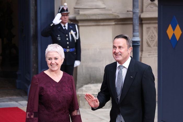 Der luxemburgische Außenminister Xavier Bettel (rechts) und Hofmarschall Sasha Baillie