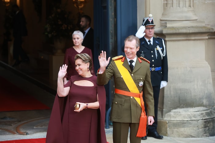 Luxemburgs Großherzog Henri und Großherzogin Maria Teresa winken vor der Abdankung dem Volk.