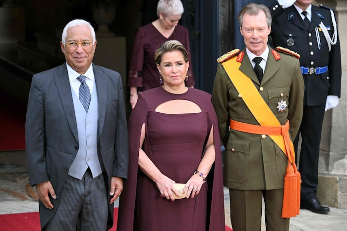 Luxemburgs Großherzog Henri (rechts) posiert mit Großherzogin Maria Teresa (Mitte) und dem ...