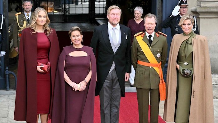 Luxemburgs Großherzog Henri (2. v. r.) und Großherzogin Maria Teresa (2. v. l.) posieren mit dem ...