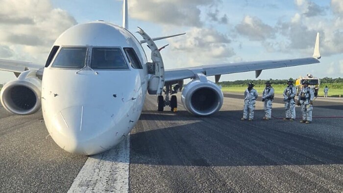 Die Maschine kippte bei der gekonnten Notlandung ohne Bugrad auf ihre Nase.