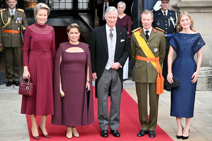 Die Kronprinzessin posierte mit ihren Eltern, König Philippe und Königin Mathilde, sowie dem ...