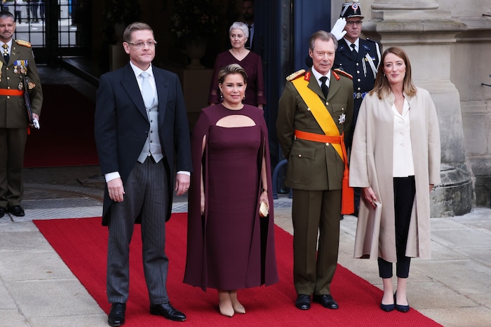 Luxemburgs Großherzog Henri (Mitte rechts) und Großherzogin Maria Teresa (Mitte links) begrüßen ...