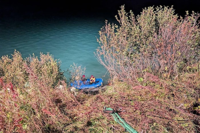 Die Einsatzmannschaften sind mit dem Boot am See unterwegs.