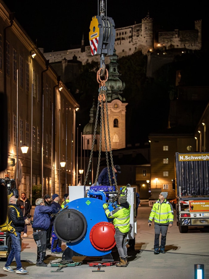 Spektakulärer Transport über die Dächer