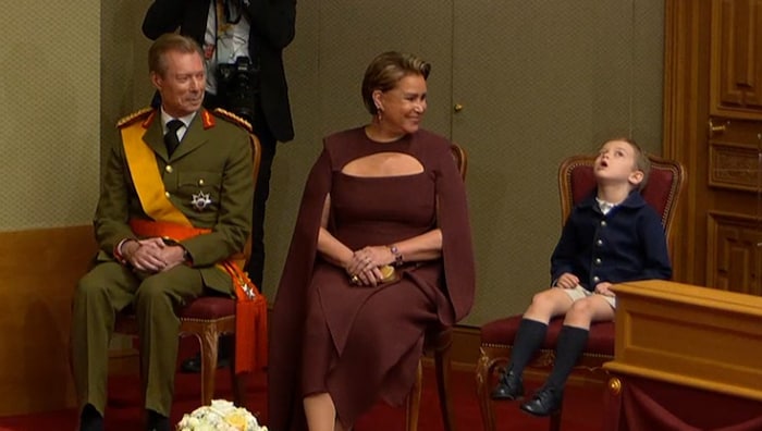 Thronfolger Prinz Charles saß bei der Vereidigung seines Vaters bei seinen Großeltern