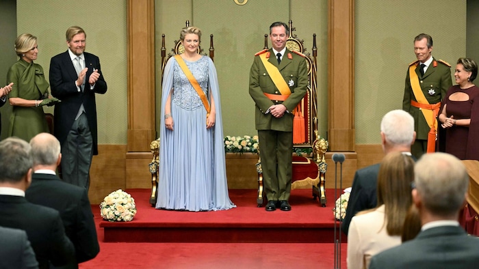 Luxemburgs neuer Großherzog Guillaume (Mitte rechts) und Großherzogin Stéphanie (Mitte links) ...