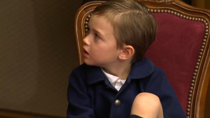 Klein-Charles sorgte mit einem süßen Moment für Lacher im Saal.