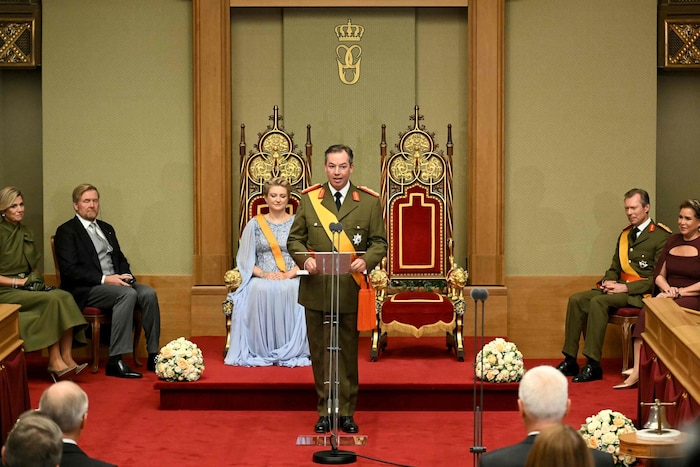 Luxemburgs neuer Großherzog Guillaume (Mitte rechts) und Großherzogin Stéphanie (Mitte links) ...