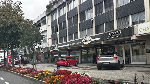 In der Tiroler Straße kurz vor dem Kastner & Öhler-Gebäude befindet sich der private Parkplatz.