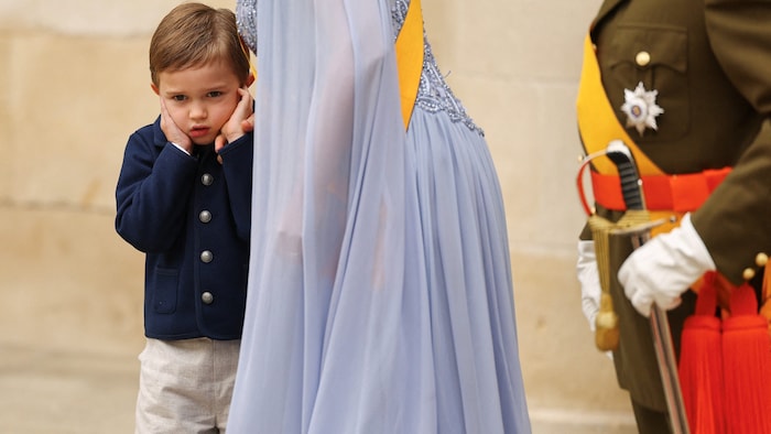 Prinz Charles findet die Blasmusikkapelle zu ehren seines Vaters viel zu laut!