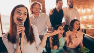 Gemeinsames Tanzen und Singen bringen ein ähnliches Gefühl hervor wie Berührungen