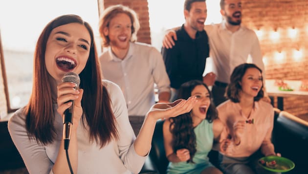 Gemeinsames Tanzen und Singen bringen ein ähnliches Gefühl hervor wie Berührungen