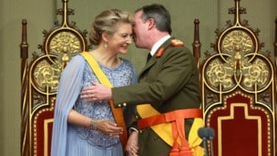 Das Großherzogpaar nach der Vereidigung – Großherzog Guillaume nimmt Großherzogin Stéphanie ...
