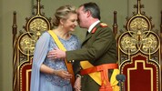 Das Großherzogpaar nach der Vereidigung – Großherzog Guillaume nimmt Großherzogin Stéphanie ...