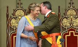 Das Großherzogpaar nach der Vereidigung – Großherzog Guillaume nimmt Großherzogin Stéphanie ...