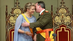 Das Großherzogpaar nach der Vereidigung – Großherzog Guillaume nimmt Großherzogin Stéphanie ...