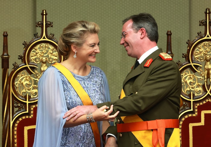 Ein zärtlicher Moment nach der Vereidigung zwischen dem Großherzogpaar