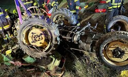 Der Lenker musste von der Feuerwehr befreit werden