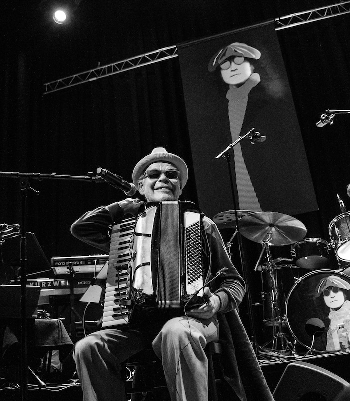 Auch Akkordeon-Virtuose Otto Lechner ist im Stadtsaal mit von der Partie.