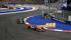 Fernando Alonso (li.) fuhr im ersten Singapur-Training die schnellste Zeit.