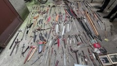 Bei dem Pensionisten wurde ein ganzes Waffenarsenal und auch NS-Devotionalien mit Hakenkreuzen ...