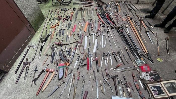 Bei dem Pensionisten wurde ein ganzes Waffenarsenal und auch NS-Devotionalien mit Hakenkreuzen ...