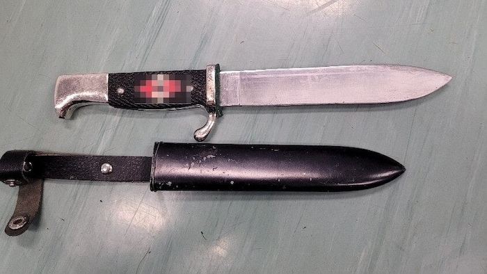 Die Polizei fand auch Messer mit Hakenkreuz in der Wohnung.