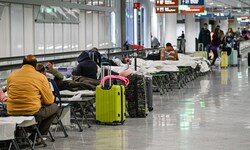 Für die gestrandeten Passagiere wurden am Flughafen Feldbetten aufgestellt.