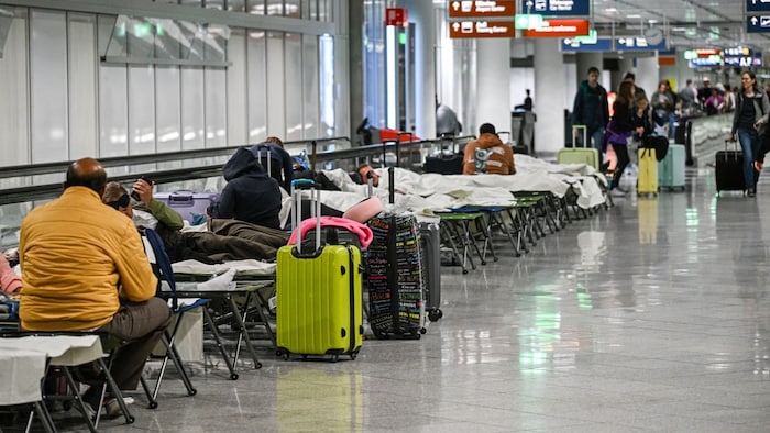 Für die gestrandeten Passagiere wurden am Flughafen Feldbetten aufgestellt.