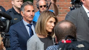 Lori Loughlin und Mossimo Giannulli nach einer Gerichtsverhandlung im Jahr 2019 wegen des ...