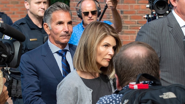 Lori Loughlin und Mossimo Giannulli nach einer Gerichtsverhandlung im Jahr 2019 wegen des ...