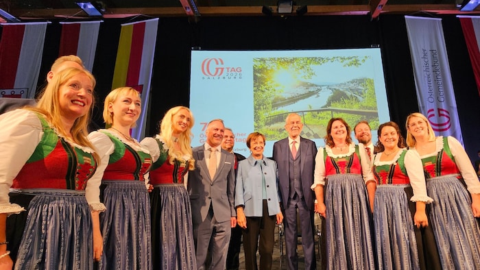Bundespräsident Van der Bellen mit einer Trachtengruppe