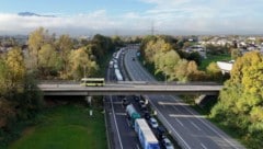 Stau auf der Rheintalautobahn am Tag der deutschen Einheit. 