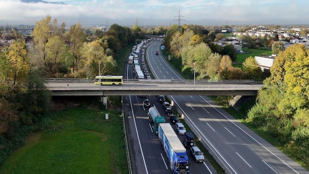 Stau auf der Rheintalautobahn am Tag der deutschen Einheit.